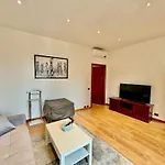 2bd Near The Station דירה *