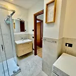 2bd Near The Station דירה *
