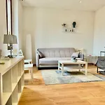 2bd Near The Station דירה *