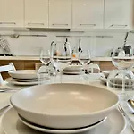2bd Near The Station קומו