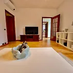 2bd Near The Station דירה *