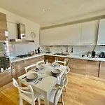 2bd Near The Station קומו