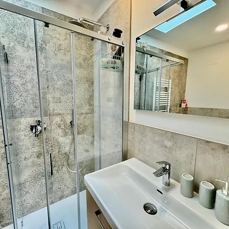 2bd Near The Station