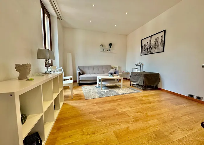 2bd Near The Station Como